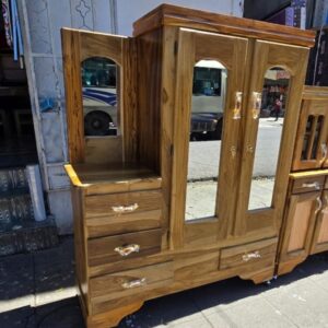 Armario de madera clásica