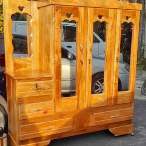 Armario con espejos y corazones